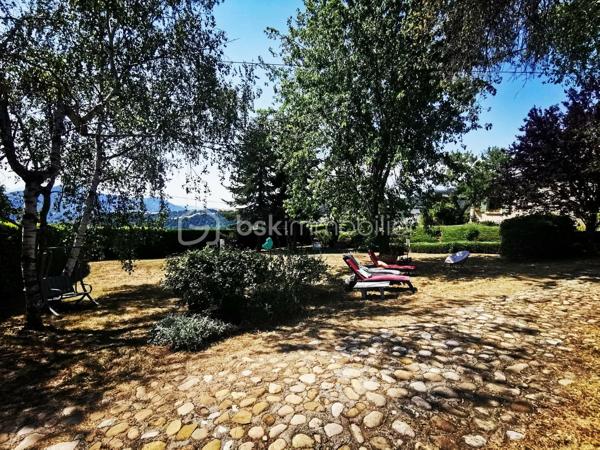 Rare sur le marché, chaque détail a été pensé pour offrir un cadre de vie exceptionnel, cette propriété alimentée en eau de source, composée de deux villas de plain-pied d'une superficie habitable global de 235m², implantées sur un terrain clos et arboré de 5 264 m². Un véritable havre de paix où confort, espace, nature et vue imprenable se conjuguent harmonieusement.
Construites en 1981, classées D au DPE, ces deux villas offrent des prestations de qualité. Les cuisines, entièrement équipées, s'ouvrent chacune directement sur une terrasse avec un accès immédiat à la piscine chauffée, à la douche extérieure, au barbecue et au four à pizza.
L'ensemble propose six chambres, dont une suite parentale. La villa principale dispose d'un vaste salon (50m²) avec insert à bois. 
Un espace entièrement dédié au bien-être accueille un jacuzzi, installé dans une pièce baignée de lumière grâce à un Velux et à ses ouvertures sur l'extérieur. Plusieurs terrasses couvertes, dont une équipée d'une pergola bioclimatique. 
Un grand garage, directement relié à l'habitation, entièrement carrelé offre un potentiel d'aménagement en pièce de vie supplémentaire selon vos envies. La propriété permet de stationner de nombreux véhicules.
Les dépendances comprennent cave, cellier, buanderie, chaufferie, atelier, local technique pour la piscine, petite serre et abris voiture.
Cette propriété séduira aussi bien une grande famille qu'un projet de résidence secondaire, une activité d'accueil touristique ou un regroupement familial.
Un lieu unique, une visite vous permettra d'en découvrir tout le charme.
Aucuns travaux à prévoir.