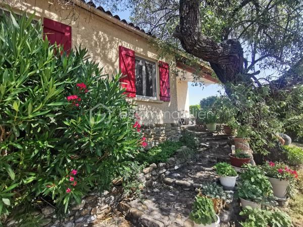 Rare sur le marché, chaque détail a été pensé pour offrir un cadre de vie exceptionnel, cette propriété alimentée en eau de source, composée de deux villas de plain-pied d'une superficie habitable global de 235m², implantées sur un terrain clos et arboré de 5 264 m². Un véritable havre de paix où confort, espace, nature et vue imprenable se conjuguent harmonieusement.
Construites en 1981, classées D au DPE, ces deux villas offrent des prestations de qualité. Les cuisines, entièrement équipées, s'ouvrent chacune directement sur une terrasse avec un accès immédiat à la piscine chauffée, à la douche extérieure, au barbecue et au four à pizza.
L'ensemble propose six chambres, dont une suite parentale. La villa principale dispose d'un vaste salon (50m²) avec insert à bois. 
Un espace entièrement dédié au bien-être accueille un jacuzzi, installé dans une pièce baignée de lumière grâce à un Velux et à ses ouvertures sur l'extérieur. Plusieurs terrasses couvertes, dont une équipée d'une pergola bioclimatique. 
Un grand garage, directement relié à l'habitation, entièrement carrelé offre un potentiel d'aménagement en pièce de vie supplémentaire selon vos envies. La propriété permet de stationner de nombreux véhicules.
Les dépendances comprennent cave, cellier, buanderie, chaufferie, atelier, local technique pour la piscine, petite serre et abris voiture.
Cette propriété séduira aussi bien une grande famille qu'un projet de résidence secondaire, une activité d'accueil touristique ou un regroupement familial.
Un lieu unique, une visite vous permettra d'en découvrir tout le charme.
Aucuns travaux à prévoir.