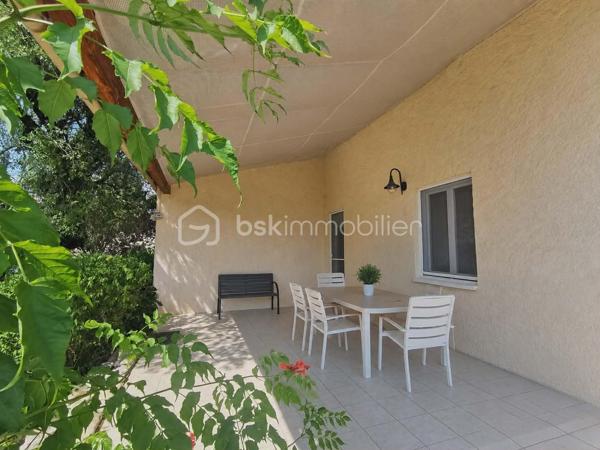 Rare sur le marché, chaque détail a été pensé pour offrir un cadre de vie exceptionnel, cette propriété alimentée en eau de source, composée de deux villas de plain-pied d'une superficie habitable global de 235m², implantées sur un terrain clos et arboré de 5 264 m². Un véritable havre de paix où confort, espace, nature et vue imprenable se conjuguent harmonieusement.
Construites en 1981, classées D au DPE, ces deux villas offrent des prestations de qualité. Les cuisines, entièrement équipées, s'ouvrent chacune directement sur une terrasse avec un accès immédiat à la piscine chauffée, à la douche extérieure, au barbecue et au four à pizza.
L'ensemble propose six chambres, dont une suite parentale. La villa principale dispose d'un vaste salon (50m²) avec insert à bois. 
Un espace entièrement dédié au bien-être accueille un jacuzzi, installé dans une pièce baignée de lumière grâce à un Velux et à ses ouvertures sur l'extérieur. Plusieurs terrasses couvertes, dont une équipée d'une pergola bioclimatique. 
Un grand garage, directement relié à l'habitation, entièrement carrelé offre un potentiel d'aménagement en pièce de vie supplémentaire selon vos envies. La propriété permet de stationner de nombreux véhicules.
Les dépendances comprennent cave, cellier, buanderie, chaufferie, atelier, local technique pour la piscine, petite serre et abris voiture.
Cette propriété séduira aussi bien une grande famille qu'un projet de résidence secondaire, une activité d'accueil touristique ou un regroupement familial.
Un lieu unique, une visite vous permettra d'en découvrir tout le charme.
Aucuns travaux à prévoir.