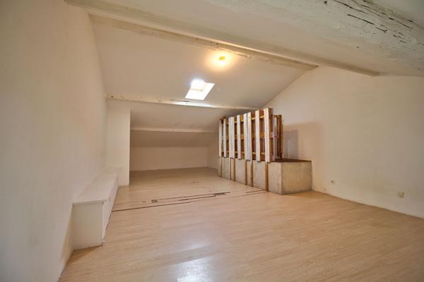 AGEN - QUARTIER JACOBINS - Maison de ville de 133m² dont 90m² habitables avec 3 chambres et une cour intérieure.