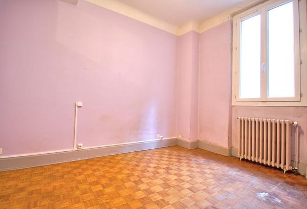 AGEN - QUARTIER JACOBINS - Maison de ville de 133m² dont 90m² habitables avec 3 chambres et une cour intérieure.