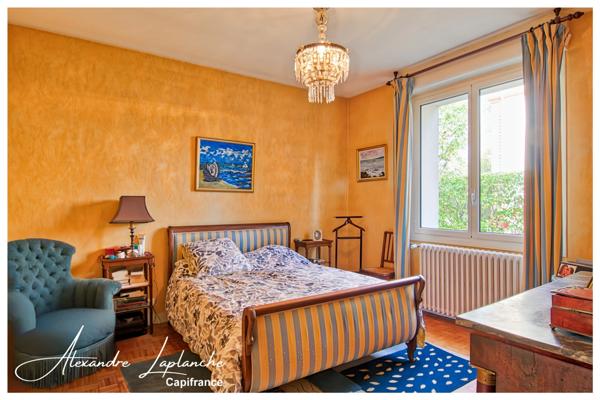 Dpt Tarn et Garonne (82), à vendre MONTAUBAN quartier Beausoleil maison 8 pièces de 175 m² avec piscine et jardin de 1000m².