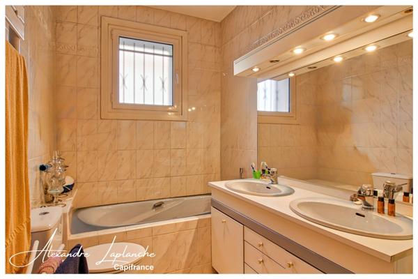 Dpt Tarn et Garonne (82), à vendre MONTAUBAN quartier Beausoleil maison 8 pièces de 175 m² avec piscine et jardin de 1000m².