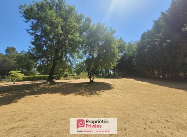 GARAT (16410) : Terrain constructible de 1200m2 + carport