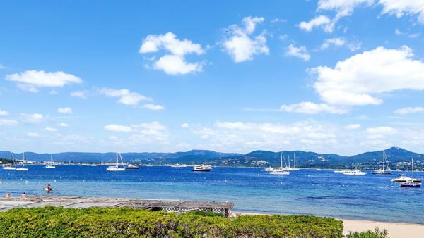 Vue mer pour cet appartement trois chambres avec accès direct à la plage - Saint-Tropez