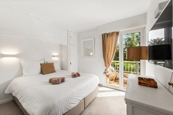 Vue mer pour cet appartement trois chambres avec accès direct à la plage - Saint-Tropez
