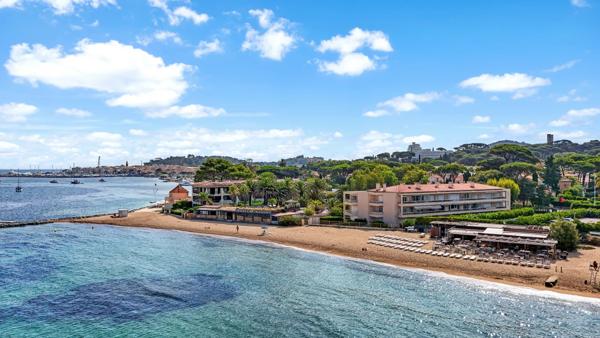 Vue mer pour cet appartement trois chambres avec accès direct à la plage - Saint-Tropez
