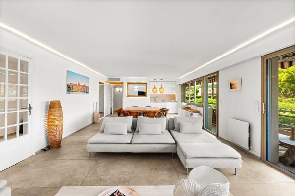 Vue mer pour cet appartement trois chambres avec accès direct à la plage - Saint-Tropez