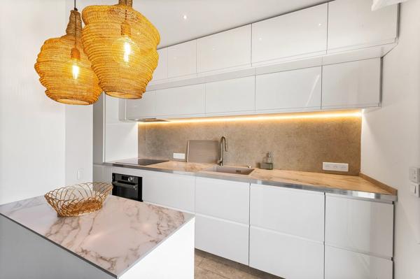 Vue mer pour cet appartement trois chambres avec accès direct à la plage - Saint-Tropez