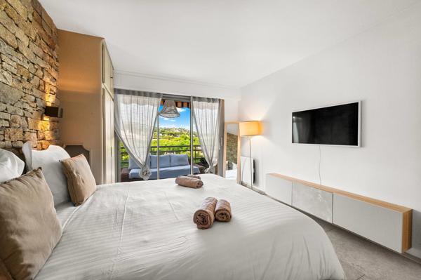 Vue mer pour cet appartement trois chambres avec accès direct à la plage - Saint-Tropez