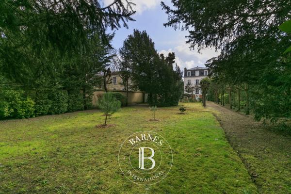 Chatou, Hôtel particulier 9 Chambres -  311 m² à vendre
