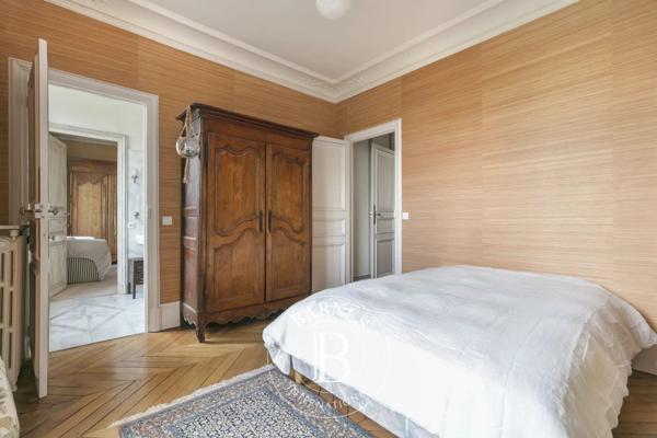 Chatou, Hôtel particulier 9 Chambres -  311 m² à vendre