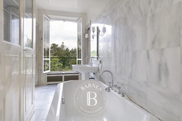 Chatou, Hôtel particulier 9 Chambres -  311 m² à vendre
