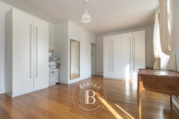 Chatou, Hôtel particulier 9 Chambres -  311 m² à vendre