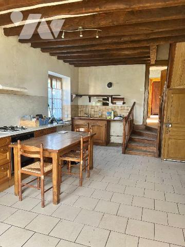  A  15 minutes  du MANS, cette  maison bourgeoise de 118,61 m² habitables située en plein bourg...