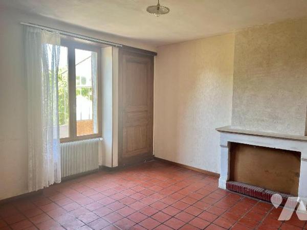  A  15 minutes  du MANS, cette  maison bourgeoise de 118,61 m² habitables située en plein bourg...