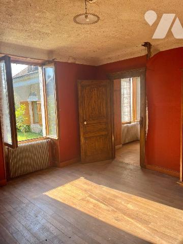  A  15 minutes  du MANS, cette  maison bourgeoise de 118,61 m² habitables située en plein bourg...
