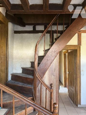  A  15 minutes  du MANS, cette  maison bourgeoise de 118,61 m² habitables située en plein bourg...