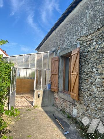  A  15 minutes  du MANS, cette  maison bourgeoise de 118,61 m² habitables située en plein bourg...