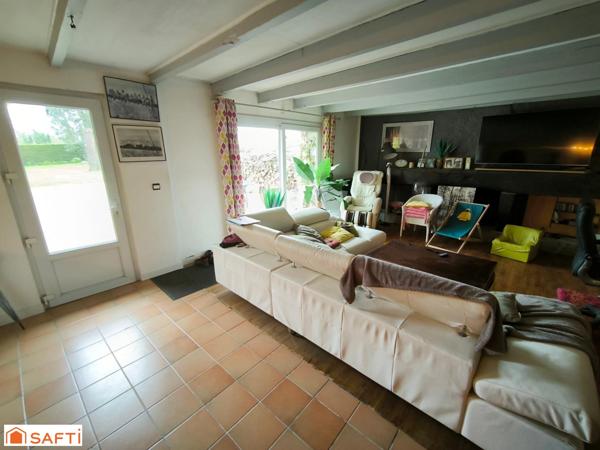 Maison spacieuse en pierre dans une rue en sans issue