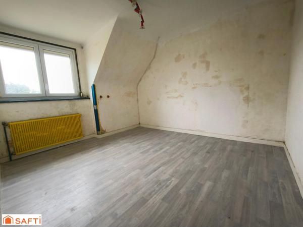 Maison spacieuse en pierre dans une rue en sans issue