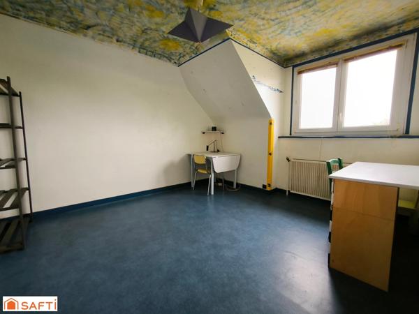 Maison spacieuse en pierre dans une rue en sans issue