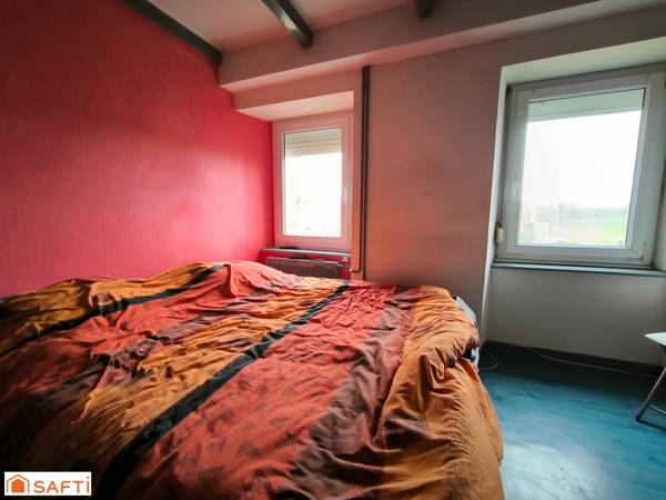 Maison spacieuse en pierre dans une rue en sans issue