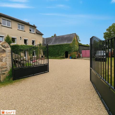 Maison spacieuse en pierre dans une rue en sans issue