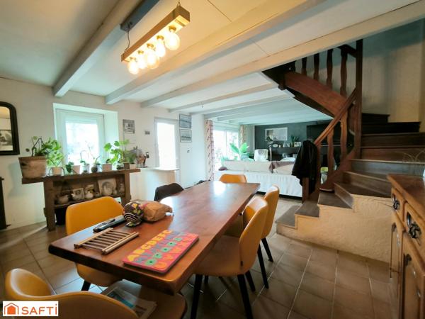 Maison spacieuse en pierre dans une rue en sans issue