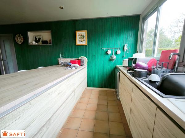 Maison spacieuse en pierre dans une rue en sans issue