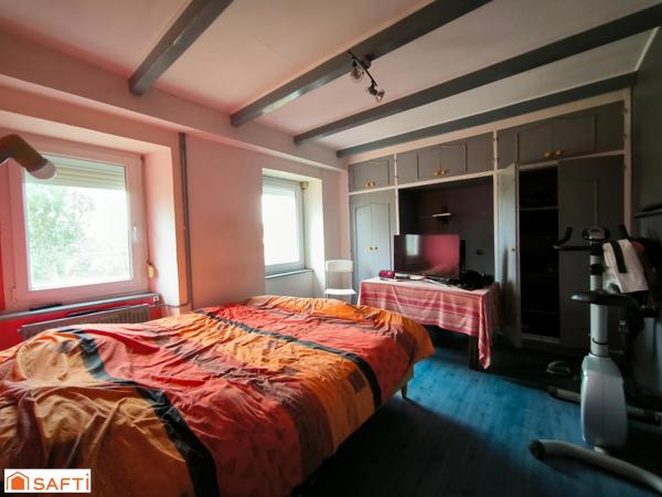 Maison spacieuse en pierre dans une rue en sans issue