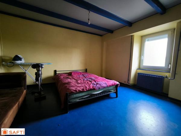 Maison spacieuse en pierre dans une rue en sans issue