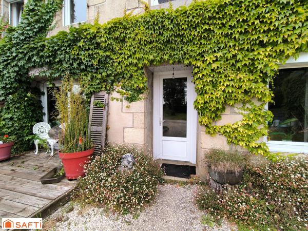 Maison spacieuse en pierre dans une rue en sans issue