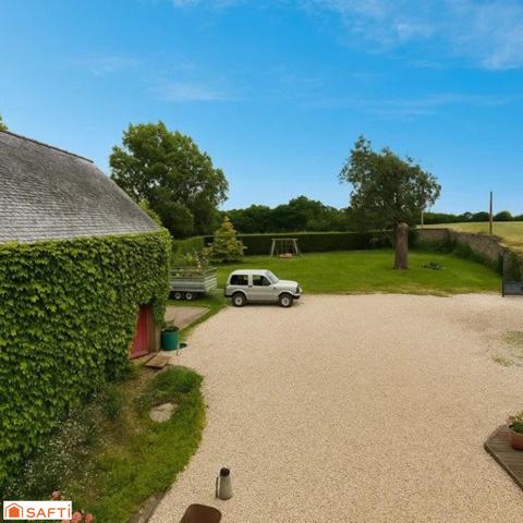 Maison spacieuse en pierre dans une rue en sans issue