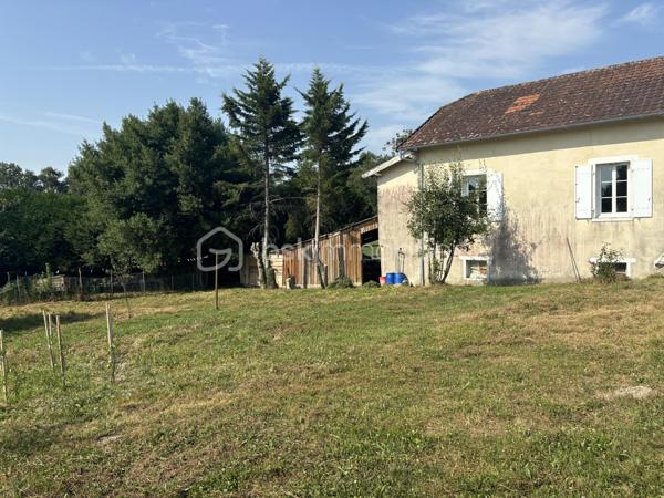 À seulement 15 minutes de Nontron, dans le village de Champs-Romain, doté d'une école primaire, découvrez cette agréable maison traditionnelle de 97 m² qui séduira celles et ceux en quête de calme et de qualité de vie.

RETOUR À LA VENTE suite à l'installation d'une POMPE À CHALEUR, d'un BALLON THERMODYNAMIQUE et des MENUISERIES DOUBLE VITRAGE sont en cours d'installation là où il n'y en avait pas... de ce fait, un nouveau DPE sera réalisé car cette maison devrait gagner une lettre et l'estimation des coûts annuels d'énergie sera inférieure.

Ici, la nature est votre voisine : au départ de la maison, plusieurs sentiers de randonnée vous invitent à rejoindre la forêt avec ses étangs et ses rivières, offrant un environnement exceptionnel pour les promenades afin de profiter d'un quotidien apaisant.

Implantée sur un terrain clos de 880 m², cette maison bénéficie d'une belle luminosité et d'un agencement avec une grande pièce de vie.

Le rez-de-chaussée s'ouvre sur une spacieuse pièce de vie de plus de 50 m², réunissant salon, séjour et cuisine ouverte, idéale pour partager des moments conviviaux. Vous y trouverez également un bureau, une salle d'eau et des toilettes indépendantes.

À l'étage, l'espace nuit comprend deux chambres avec un second toilette en cours d'installation, un véritable atout pour le quotidien.

Un sous-sol total vient compléter le bien et offre de nombreuses possibilités de rangement, de bricolage ou de stockage.

Côté confort, le chauffage par PAC est complété par un poêle à bois pour une ambiance chaleureuse en hiver. Les combles ont été isolés récemment, et la maison est en bon état général, vous permettant de vous y installer sereinement. 

Que vous recherchiez une résidence principale au vert ou une maison de campagne pour vous ressourcer, ce bien offre un cadre de vie rare où nature, tranquillité et confort se conjuguent harmonieusement.

Une maison à découvrir pour apprécier tout son potentiel. Contactez moi dès aujourd'hui pour organiser votre visite !