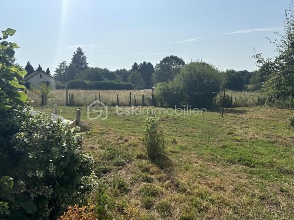 À seulement 15 minutes de Nontron, dans le village de Champs-Romain, doté d'une école primaire, découvrez cette agréable maison traditionnelle de 97 m² qui séduira celles et ceux en quête de calme et de qualité de vie.

RETOUR À LA VENTE suite à l'installation d'une POMPE À CHALEUR, d'un BALLON THERMODYNAMIQUE et des MENUISERIES DOUBLE VITRAGE sont en cours d'installation là où il n'y en avait pas... de ce fait, un nouveau DPE sera réalisé car cette maison devrait gagner une lettre et l'estimation des coûts annuels d'énergie sera inférieure.

Ici, la nature est votre voisine : au départ de la maison, plusieurs sentiers de randonnée vous invitent à rejoindre la forêt avec ses étangs et ses rivières, offrant un environnement exceptionnel pour les promenades afin de profiter d'un quotidien apaisant.

Implantée sur un terrain clos de 880 m², cette maison bénéficie d'une belle luminosité et d'un agencement avec une grande pièce de vie.

Le rez-de-chaussée s'ouvre sur une spacieuse pièce de vie de plus de 50 m², réunissant salon, séjour et cuisine ouverte, idéale pour partager des moments conviviaux. Vous y trouverez également un bureau, une salle d'eau et des toilettes indépendantes.

À l'étage, l'espace nuit comprend deux chambres avec un second toilette en cours d'installation, un véritable atout pour le quotidien.

Un sous-sol total vient compléter le bien et offre de nombreuses possibilités de rangement, de bricolage ou de stockage.

Côté confort, le chauffage par PAC est complété par un poêle à bois pour une ambiance chaleureuse en hiver. Les combles ont été isolés récemment, et la maison est en bon état général, vous permettant de vous y installer sereinement. 

Que vous recherchiez une résidence principale au vert ou une maison de campagne pour vous ressourcer, ce bien offre un cadre de vie rare où nature, tranquillité et confort se conjuguent harmonieusement.

Une maison à découvrir pour apprécier tout son potentiel. Contactez moi dès aujourd'hui pour organiser votre visite !
