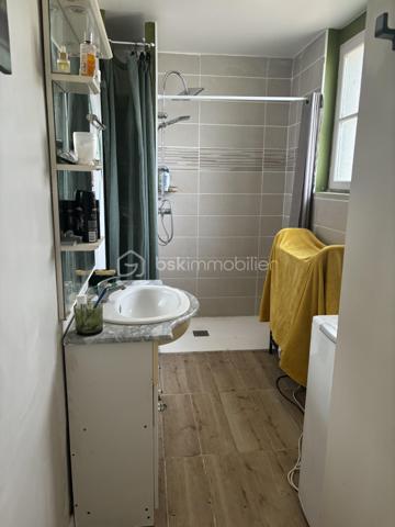 À seulement 15 minutes de Nontron, dans le village de Champs-Romain, doté d'une école primaire, découvrez cette agréable maison traditionnelle de 97 m² qui séduira celles et ceux en quête de calme et de qualité de vie.

RETOUR À LA VENTE suite à l'installation d'une POMPE À CHALEUR, d'un BALLON THERMODYNAMIQUE et des MENUISERIES DOUBLE VITRAGE sont en cours d'installation là où il n'y en avait pas... de ce fait, un nouveau DPE sera réalisé car cette maison devrait gagner une lettre et l'estimation des coûts annuels d'énergie sera inférieure.

Ici, la nature est votre voisine : au départ de la maison, plusieurs sentiers de randonnée vous invitent à rejoindre la forêt avec ses étangs et ses rivières, offrant un environnement exceptionnel pour les promenades afin de profiter d'un quotidien apaisant.

Implantée sur un terrain clos de 880 m², cette maison bénéficie d'une belle luminosité et d'un agencement avec une grande pièce de vie.

Le rez-de-chaussée s'ouvre sur une spacieuse pièce de vie de plus de 50 m², réunissant salon, séjour et cuisine ouverte, idéale pour partager des moments conviviaux. Vous y trouverez également un bureau, une salle d'eau et des toilettes indépendantes.

À l'étage, l'espace nuit comprend deux chambres avec un second toilette en cours d'installation, un véritable atout pour le quotidien.

Un sous-sol total vient compléter le bien et offre de nombreuses possibilités de rangement, de bricolage ou de stockage.

Côté confort, le chauffage par PAC est complété par un poêle à bois pour une ambiance chaleureuse en hiver. Les combles ont été isolés récemment, et la maison est en bon état général, vous permettant de vous y installer sereinement. 

Que vous recherchiez une résidence principale au vert ou une maison de campagne pour vous ressourcer, ce bien offre un cadre de vie rare où nature, tranquillité et confort se conjuguent harmonieusement.

Une maison à découvrir pour apprécier tout son potentiel. Contactez moi dès aujourd'hui pour organiser votre visite !