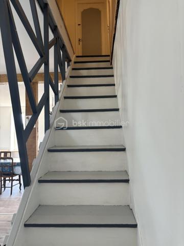 À seulement 15 minutes de Nontron, dans le village de Champs-Romain, doté d'une école primaire, découvrez cette agréable maison traditionnelle de 97 m² qui séduira celles et ceux en quête de calme et de qualité de vie.

RETOUR À LA VENTE suite à l'installation d'une POMPE À CHALEUR, d'un BALLON THERMODYNAMIQUE et des MENUISERIES DOUBLE VITRAGE sont en cours d'installation là où il n'y en avait pas... de ce fait, un nouveau DPE sera réalisé car cette maison devrait gagner une lettre et l'estimation des coûts annuels d'énergie sera inférieure.

Ici, la nature est votre voisine : au départ de la maison, plusieurs sentiers de randonnée vous invitent à rejoindre la forêt avec ses étangs et ses rivières, offrant un environnement exceptionnel pour les promenades afin de profiter d'un quotidien apaisant.

Implantée sur un terrain clos de 880 m², cette maison bénéficie d'une belle luminosité et d'un agencement avec une grande pièce de vie.

Le rez-de-chaussée s'ouvre sur une spacieuse pièce de vie de plus de 50 m², réunissant salon, séjour et cuisine ouverte, idéale pour partager des moments conviviaux. Vous y trouverez également un bureau, une salle d'eau et des toilettes indépendantes.

À l'étage, l'espace nuit comprend deux chambres avec un second toilette en cours d'installation, un véritable atout pour le quotidien.

Un sous-sol total vient compléter le bien et offre de nombreuses possibilités de rangement, de bricolage ou de stockage.

Côté confort, le chauffage par PAC est complété par un poêle à bois pour une ambiance chaleureuse en hiver. Les combles ont été isolés récemment, et la maison est en bon état général, vous permettant de vous y installer sereinement. 

Que vous recherchiez une résidence principale au vert ou une maison de campagne pour vous ressourcer, ce bien offre un cadre de vie rare où nature, tranquillité et confort se conjuguent harmonieusement.

Une maison à découvrir pour apprécier tout son potentiel. Contactez moi dès aujourd'hui pour organiser votre visite !