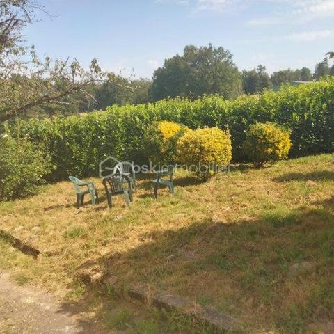 À seulement 15 minutes de Nontron, dans le village de Champs-Romain, doté d'une école primaire, découvrez cette agréable maison traditionnelle de 97 m² qui séduira celles et ceux en quête de calme et de qualité de vie.

RETOUR À LA VENTE suite à l'installation d'une POMPE À CHALEUR, d'un BALLON THERMODYNAMIQUE et des MENUISERIES DOUBLE VITRAGE sont en cours d'installation là où il n'y en avait pas... de ce fait, un nouveau DPE sera réalisé car cette maison devrait gagner une lettre et l'estimation des coûts annuels d'énergie sera inférieure.

Ici, la nature est votre voisine : au départ de la maison, plusieurs sentiers de randonnée vous invitent à rejoindre la forêt avec ses étangs et ses rivières, offrant un environnement exceptionnel pour les promenades afin de profiter d'un quotidien apaisant.

Implantée sur un terrain clos de 880 m², cette maison bénéficie d'une belle luminosité et d'un agencement avec une grande pièce de vie.

Le rez-de-chaussée s'ouvre sur une spacieuse pièce de vie de plus de 50 m², réunissant salon, séjour et cuisine ouverte, idéale pour partager des moments conviviaux. Vous y trouverez également un bureau, une salle d'eau et des toilettes indépendantes.

À l'étage, l'espace nuit comprend deux chambres avec un second toilette en cours d'installation, un véritable atout pour le quotidien.

Un sous-sol total vient compléter le bien et offre de nombreuses possibilités de rangement, de bricolage ou de stockage.

Côté confort, le chauffage par PAC est complété par un poêle à bois pour une ambiance chaleureuse en hiver. Les combles ont été isolés récemment, et la maison est en bon état général, vous permettant de vous y installer sereinement. 

Que vous recherchiez une résidence principale au vert ou une maison de campagne pour vous ressourcer, ce bien offre un cadre de vie rare où nature, tranquillité et confort se conjuguent harmonieusement.

Une maison à découvrir pour apprécier tout son potentiel. Contactez moi dès aujourd'hui pour organiser votre visite !
