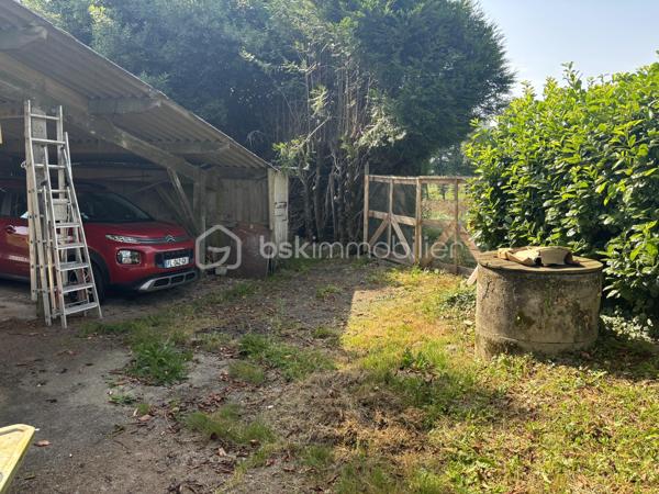 À seulement 15 minutes de Nontron, dans le village de Champs-Romain, doté d'une école primaire, découvrez cette agréable maison traditionnelle de 97 m² qui séduira celles et ceux en quête de calme et de qualité de vie.

RETOUR À LA VENTE suite à l'installation d'une POMPE À CHALEUR, d'un BALLON THERMODYNAMIQUE et des MENUISERIES DOUBLE VITRAGE sont en cours d'installation là où il n'y en avait pas... de ce fait, un nouveau DPE sera réalisé car cette maison devrait gagner une lettre et l'estimation des coûts annuels d'énergie sera inférieure.

Ici, la nature est votre voisine : au départ de la maison, plusieurs sentiers de randonnée vous invitent à rejoindre la forêt avec ses étangs et ses rivières, offrant un environnement exceptionnel pour les promenades afin de profiter d'un quotidien apaisant.

Implantée sur un terrain clos de 880 m², cette maison bénéficie d'une belle luminosité et d'un agencement avec une grande pièce de vie.

Le rez-de-chaussée s'ouvre sur une spacieuse pièce de vie de plus de 50 m², réunissant salon, séjour et cuisine ouverte, idéale pour partager des moments conviviaux. Vous y trouverez également un bureau, une salle d'eau et des toilettes indépendantes.

À l'étage, l'espace nuit comprend deux chambres avec un second toilette en cours d'installation, un véritable atout pour le quotidien.

Un sous-sol total vient compléter le bien et offre de nombreuses possibilités de rangement, de bricolage ou de stockage.

Côté confort, le chauffage par PAC est complété par un poêle à bois pour une ambiance chaleureuse en hiver. Les combles ont été isolés récemment, et la maison est en bon état général, vous permettant de vous y installer sereinement. 

Que vous recherchiez une résidence principale au vert ou une maison de campagne pour vous ressourcer, ce bien offre un cadre de vie rare où nature, tranquillité et confort se conjuguent harmonieusement.

Une maison à découvrir pour apprécier tout son potentiel. Contactez moi dès aujourd'hui pour organiser votre visite !