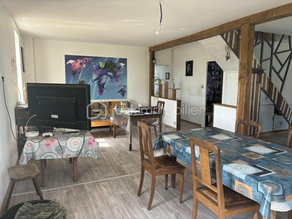 À seulement 15 minutes de Nontron, dans le village de Champs-Romain, doté d'une école primaire, découvrez cette agréable maison traditionnelle de 97 m² qui séduira celles et ceux en quête de calme et de qualité de vie.

RETOUR À LA VENTE suite à l'installation d'une POMPE À CHALEUR, d'un BALLON THERMODYNAMIQUE et des MENUISERIES DOUBLE VITRAGE sont en cours d'installation là où il n'y en avait pas... de ce fait, un nouveau DPE sera réalisé car cette maison devrait gagner une lettre et l'estimation des coûts annuels d'énergie sera inférieure.

Ici, la nature est votre voisine : au départ de la maison, plusieurs sentiers de randonnée vous invitent à rejoindre la forêt avec ses étangs et ses rivières, offrant un environnement exceptionnel pour les promenades afin de profiter d'un quotidien apaisant.

Implantée sur un terrain clos de 880 m², cette maison bénéficie d'une belle luminosité et d'un agencement avec une grande pièce de vie.

Le rez-de-chaussée s'ouvre sur une spacieuse pièce de vie de plus de 50 m², réunissant salon, séjour et cuisine ouverte, idéale pour partager des moments conviviaux. Vous y trouverez également un bureau, une salle d'eau et des toilettes indépendantes.

À l'étage, l'espace nuit comprend deux chambres avec un second toilette en cours d'installation, un véritable atout pour le quotidien.

Un sous-sol total vient compléter le bien et offre de nombreuses possibilités de rangement, de bricolage ou de stockage.

Côté confort, le chauffage par PAC est complété par un poêle à bois pour une ambiance chaleureuse en hiver. Les combles ont été isolés récemment, et la maison est en bon état général, vous permettant de vous y installer sereinement. 

Que vous recherchiez une résidence principale au vert ou une maison de campagne pour vous ressourcer, ce bien offre un cadre de vie rare où nature, tranquillité et confort se conjuguent harmonieusement.

Une maison à découvrir pour apprécier tout son potentiel. Contactez moi dès aujourd'hui pour organiser votre visite !