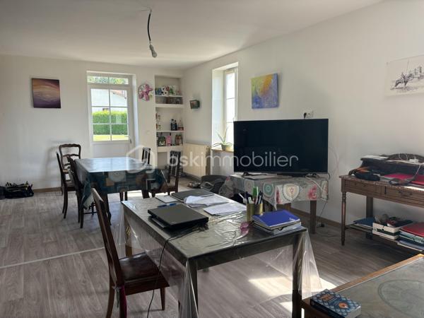 À seulement 15 minutes de Nontron, dans le village de Champs-Romain, doté d'une école primaire, découvrez cette agréable maison traditionnelle de 97 m² qui séduira celles et ceux en quête de calme et de qualité de vie.

RETOUR À LA VENTE suite à l'installation d'une POMPE À CHALEUR, d'un BALLON THERMODYNAMIQUE et des MENUISERIES DOUBLE VITRAGE sont en cours d'installation là où il n'y en avait pas... de ce fait, un nouveau DPE sera réalisé car cette maison devrait gagner une lettre et l'estimation des coûts annuels d'énergie sera inférieure.

Ici, la nature est votre voisine : au départ de la maison, plusieurs sentiers de randonnée vous invitent à rejoindre la forêt avec ses étangs et ses rivières, offrant un environnement exceptionnel pour les promenades afin de profiter d'un quotidien apaisant.

Implantée sur un terrain clos de 880 m², cette maison bénéficie d'une belle luminosité et d'un agencement avec une grande pièce de vie.

Le rez-de-chaussée s'ouvre sur une spacieuse pièce de vie de plus de 50 m², réunissant salon, séjour et cuisine ouverte, idéale pour partager des moments conviviaux. Vous y trouverez également un bureau, une salle d'eau et des toilettes indépendantes.

À l'étage, l'espace nuit comprend deux chambres avec un second toilette en cours d'installation, un véritable atout pour le quotidien.

Un sous-sol total vient compléter le bien et offre de nombreuses possibilités de rangement, de bricolage ou de stockage.

Côté confort, le chauffage par PAC est complété par un poêle à bois pour une ambiance chaleureuse en hiver. Les combles ont été isolés récemment, et la maison est en bon état général, vous permettant de vous y installer sereinement. 

Que vous recherchiez une résidence principale au vert ou une maison de campagne pour vous ressourcer, ce bien offre un cadre de vie rare où nature, tranquillité et confort se conjuguent harmonieusement.

Une maison à découvrir pour apprécier tout son potentiel. Contactez moi dès aujourd'hui pour organiser votre visite !