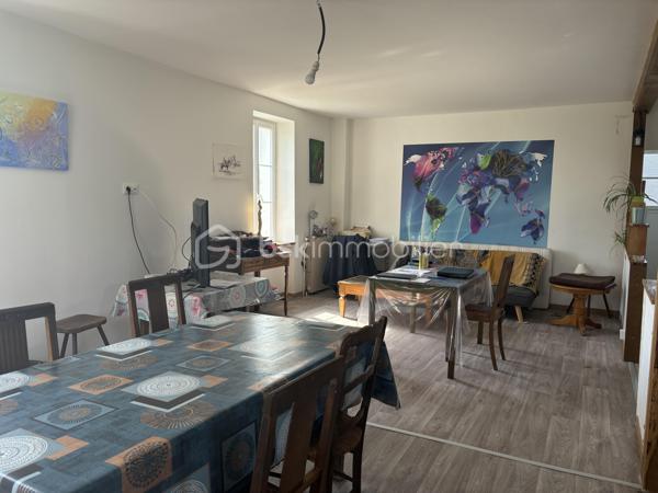 À seulement 15 minutes de Nontron, dans le village de Champs-Romain, doté d'une école primaire, découvrez cette agréable maison traditionnelle de 97 m² qui séduira celles et ceux en quête de calme et de qualité de vie.

RETOUR À LA VENTE suite à l'installation d'une POMPE À CHALEUR, d'un BALLON THERMODYNAMIQUE et des MENUISERIES DOUBLE VITRAGE sont en cours d'installation là où il n'y en avait pas... de ce fait, un nouveau DPE sera réalisé car cette maison devrait gagner une lettre et l'estimation des coûts annuels d'énergie sera inférieure.

Ici, la nature est votre voisine : au départ de la maison, plusieurs sentiers de randonnée vous invitent à rejoindre la forêt avec ses étangs et ses rivières, offrant un environnement exceptionnel pour les promenades afin de profiter d'un quotidien apaisant.

Implantée sur un terrain clos de 880 m², cette maison bénéficie d'une belle luminosité et d'un agencement avec une grande pièce de vie.

Le rez-de-chaussée s'ouvre sur une spacieuse pièce de vie de plus de 50 m², réunissant salon, séjour et cuisine ouverte, idéale pour partager des moments conviviaux. Vous y trouverez également un bureau, une salle d'eau et des toilettes indépendantes.

À l'étage, l'espace nuit comprend deux chambres avec un second toilette en cours d'installation, un véritable atout pour le quotidien.

Un sous-sol total vient compléter le bien et offre de nombreuses possibilités de rangement, de bricolage ou de stockage.

Côté confort, le chauffage par PAC est complété par un poêle à bois pour une ambiance chaleureuse en hiver. Les combles ont été isolés récemment, et la maison est en bon état général, vous permettant de vous y installer sereinement. 

Que vous recherchiez une résidence principale au vert ou une maison de campagne pour vous ressourcer, ce bien offre un cadre de vie rare où nature, tranquillité et confort se conjuguent harmonieusement.

Une maison à découvrir pour apprécier tout son potentiel. Contactez moi dès aujourd'hui pour organiser votre visite !