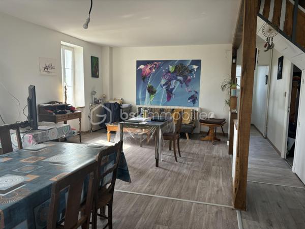À seulement 15 minutes de Nontron, dans le village de Champs-Romain, doté d'une école primaire, découvrez cette agréable maison traditionnelle de 97 m² qui séduira celles et ceux en quête de calme et de qualité de vie.

RETOUR À LA VENTE suite à l'installation d'une POMPE À CHALEUR, d'un BALLON THERMODYNAMIQUE et des MENUISERIES DOUBLE VITRAGE sont en cours d'installation là où il n'y en avait pas... de ce fait, un nouveau DPE sera réalisé car cette maison devrait gagner une lettre et l'estimation des coûts annuels d'énergie sera inférieure.

Ici, la nature est votre voisine : au départ de la maison, plusieurs sentiers de randonnée vous invitent à rejoindre la forêt avec ses étangs et ses rivières, offrant un environnement exceptionnel pour les promenades afin de profiter d'un quotidien apaisant.

Implantée sur un terrain clos de 880 m², cette maison bénéficie d'une belle luminosité et d'un agencement avec une grande pièce de vie.

Le rez-de-chaussée s'ouvre sur une spacieuse pièce de vie de plus de 50 m², réunissant salon, séjour et cuisine ouverte, idéale pour partager des moments conviviaux. Vous y trouverez également un bureau, une salle d'eau et des toilettes indépendantes.

À l'étage, l'espace nuit comprend deux chambres avec un second toilette en cours d'installation, un véritable atout pour le quotidien.

Un sous-sol total vient compléter le bien et offre de nombreuses possibilités de rangement, de bricolage ou de stockage.

Côté confort, le chauffage par PAC est complété par un poêle à bois pour une ambiance chaleureuse en hiver. Les combles ont été isolés récemment, et la maison est en bon état général, vous permettant de vous y installer sereinement. 

Que vous recherchiez une résidence principale au vert ou une maison de campagne pour vous ressourcer, ce bien offre un cadre de vie rare où nature, tranquillité et confort se conjuguent harmonieusement.

Une maison à découvrir pour apprécier tout son potentiel. Contactez moi dès aujourd'hui pour organiser votre visite !