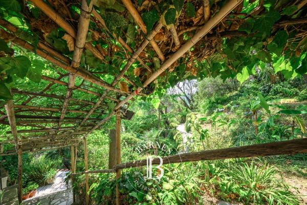 Menton, Maison  743 m² à vendre