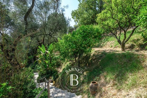 Menton, Maison  743 m² à vendre