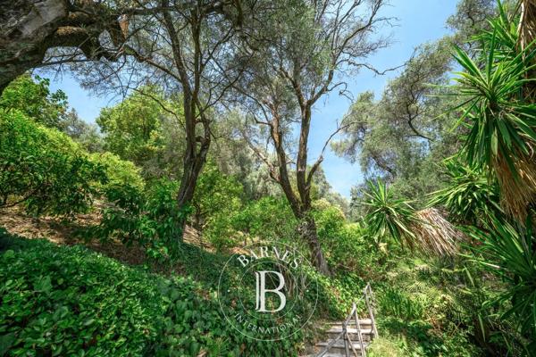 Menton, Maison  743 m² à vendre