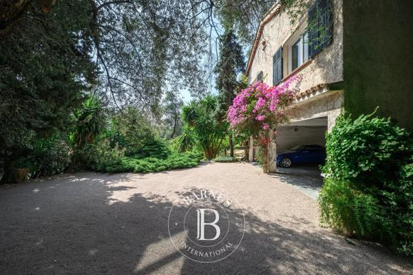 Menton, Maison  743 m² à vendre