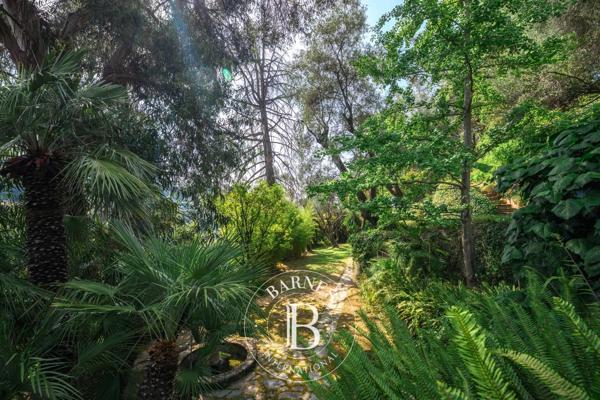 Menton, Maison  743 m² à vendre