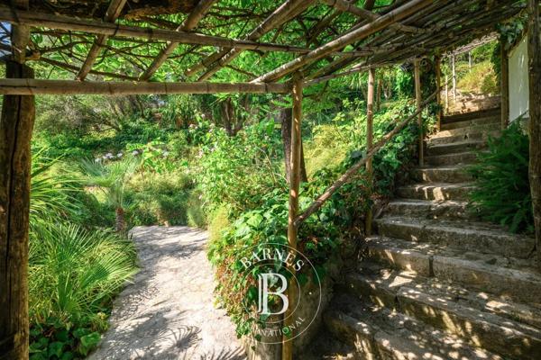 Menton, Maison  743 m² à vendre